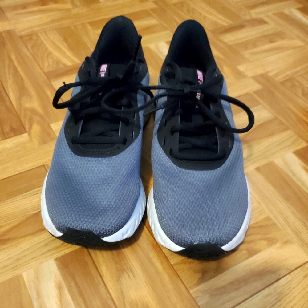 Nike Revolution 5 size 8.5 wide